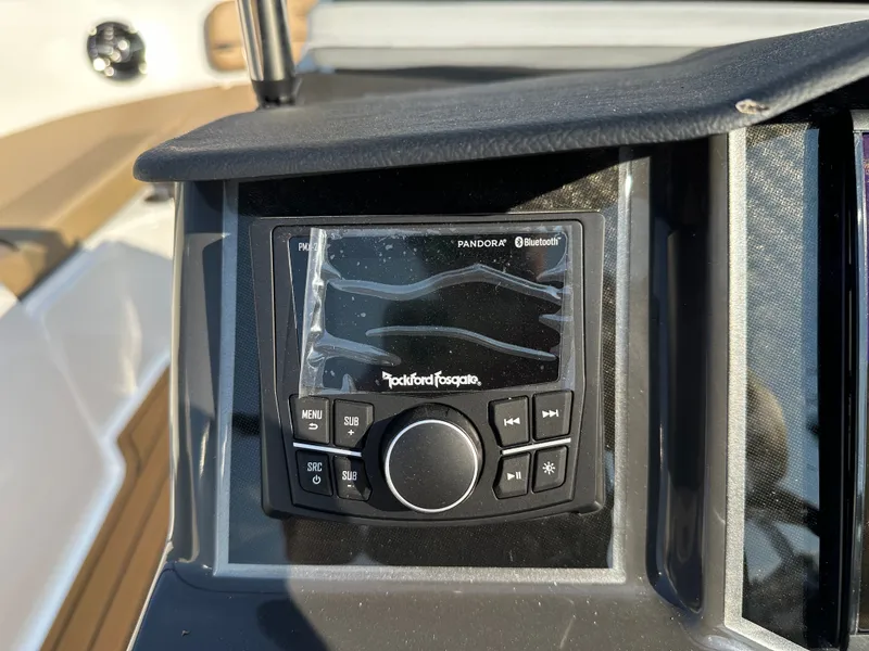 Slide: The Image of Bayliner VR6 2025 - 26