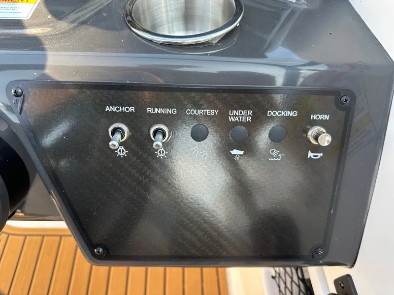 Slide: The Image of Bayliner VR6 2025 - 28