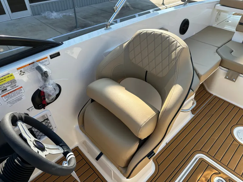 Slide: The Image of Bayliner VR6 2025 - 30