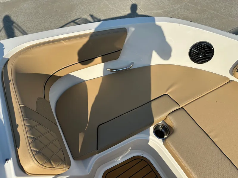 Slide: The Image of Bayliner VR6 2025 - 31