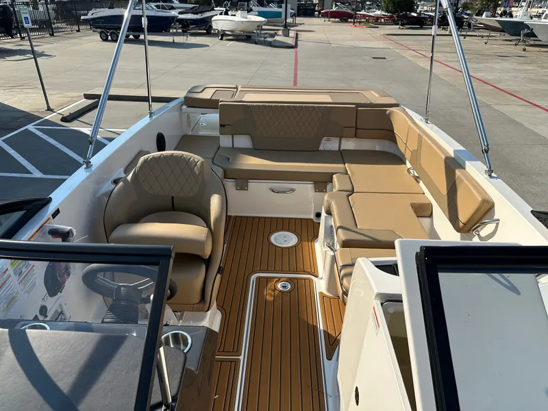 Slide: The Image of Bayliner VR6 2025 - 33