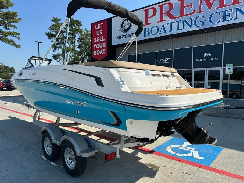 Slide: The Image of Bayliner VR6 2025 - 10