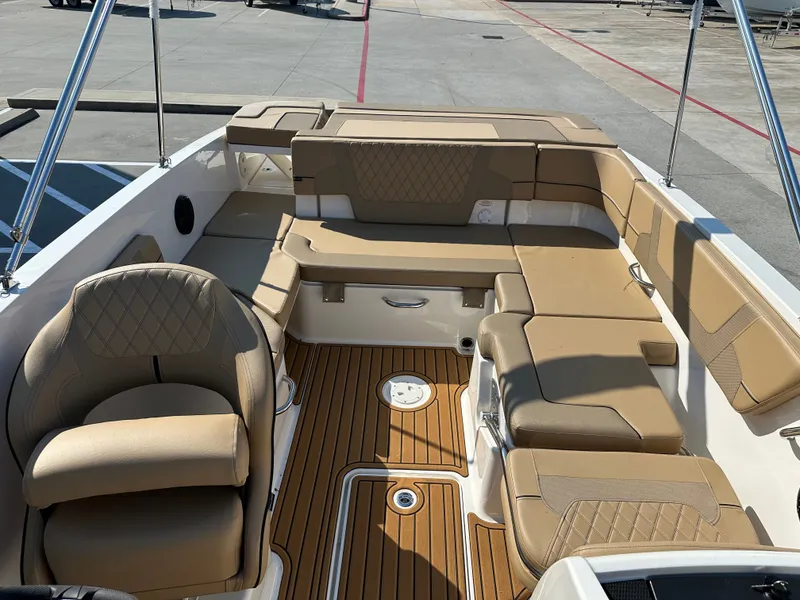 Slide: The Image of Bayliner VR6 2025 - 11