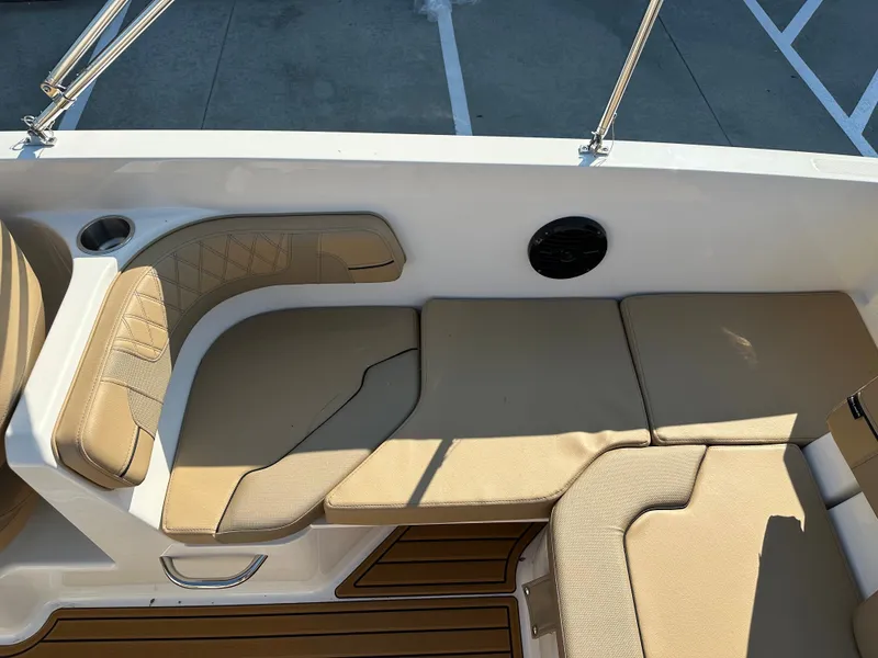 Slide: The Image of Bayliner VR6 2025 - 12