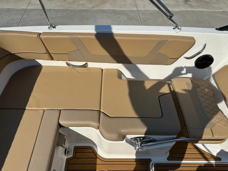 Slide: The Image of Bayliner VR6 2025 - 14