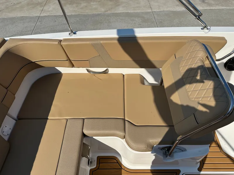 Slide: The Image of Bayliner VR6 2025 - 15