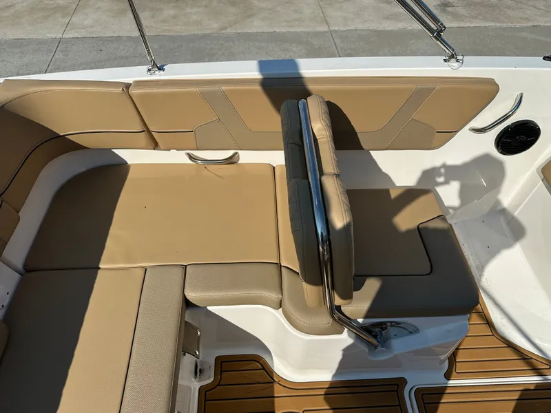 Slide: The Image of Bayliner VR6 2025 - 16