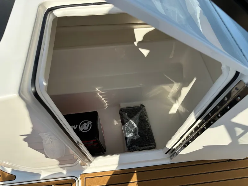 Slide: The Image of Bayliner VR6 2025 - 17