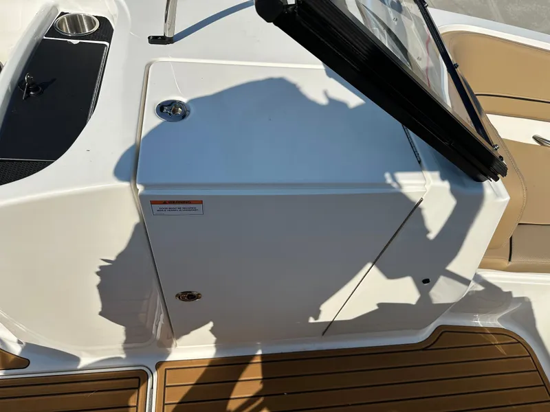 Slide: The Image of Bayliner VR6 2025 - 18