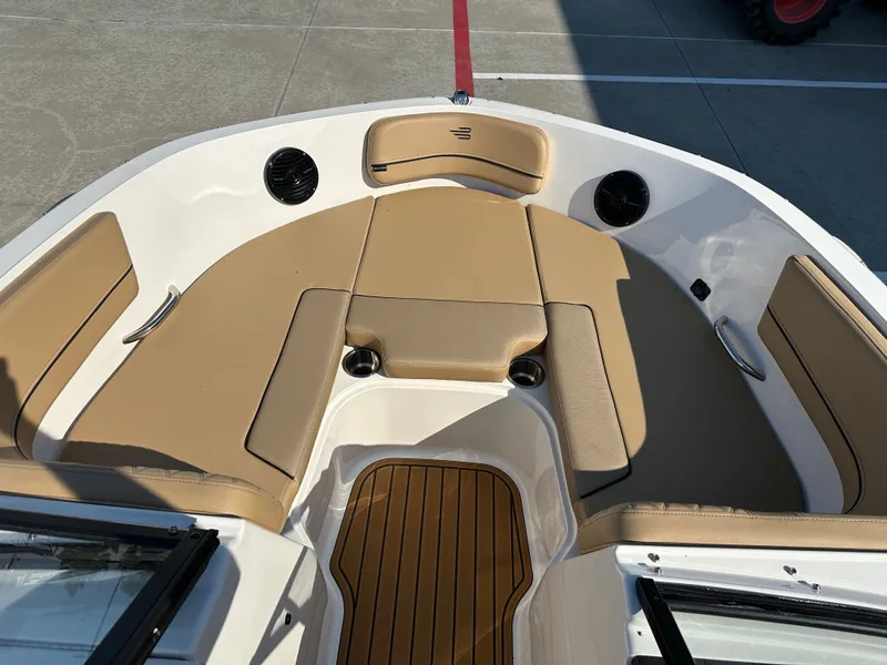 Slide: The Image of Bayliner VR6 2025 - 19