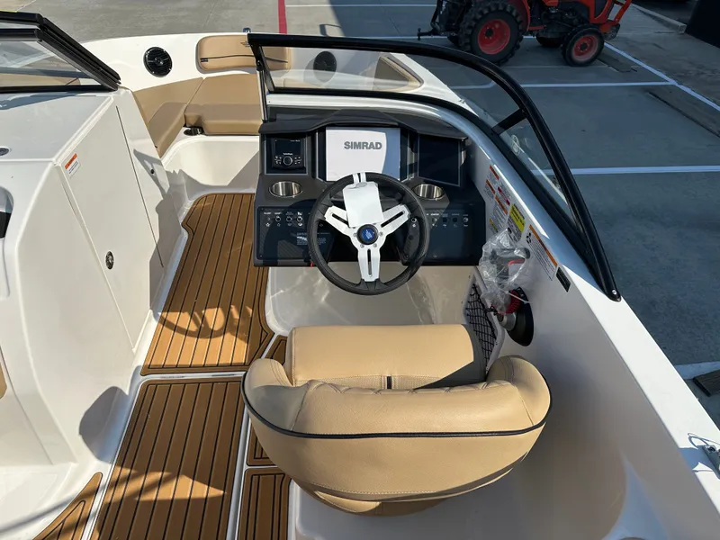 Slide: The Image of Bayliner VR6 2025 - 22