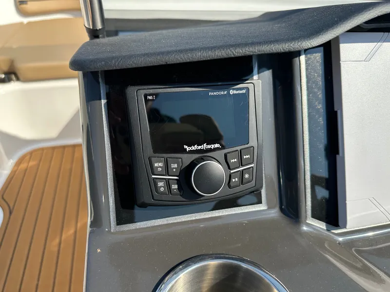 Slide: The Image of Bayliner VR6 2025 - 23