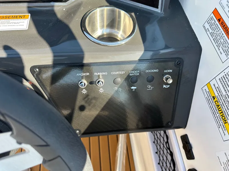 Slide: The Image of Bayliner VR6 2025 - 25