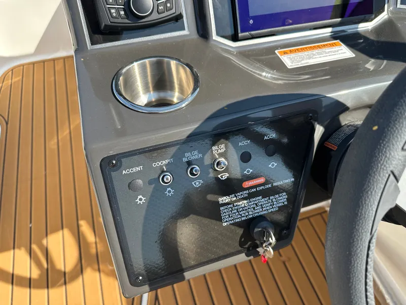 Slide: The Image of Bayliner VR6 2025 - 26