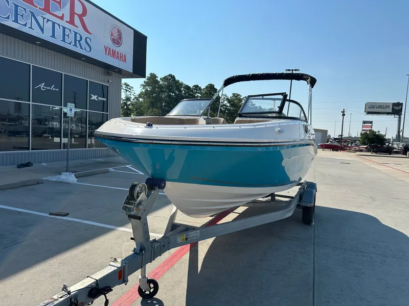 Slide: The Image of Bayliner VR6 2025 - 3