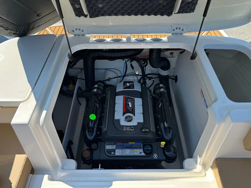 Slide: The Image of Bayliner VR6 2025 - 30