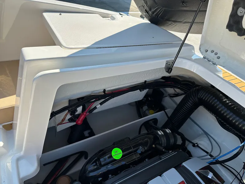 Slide: The Image of Bayliner VR6 2025 - 32