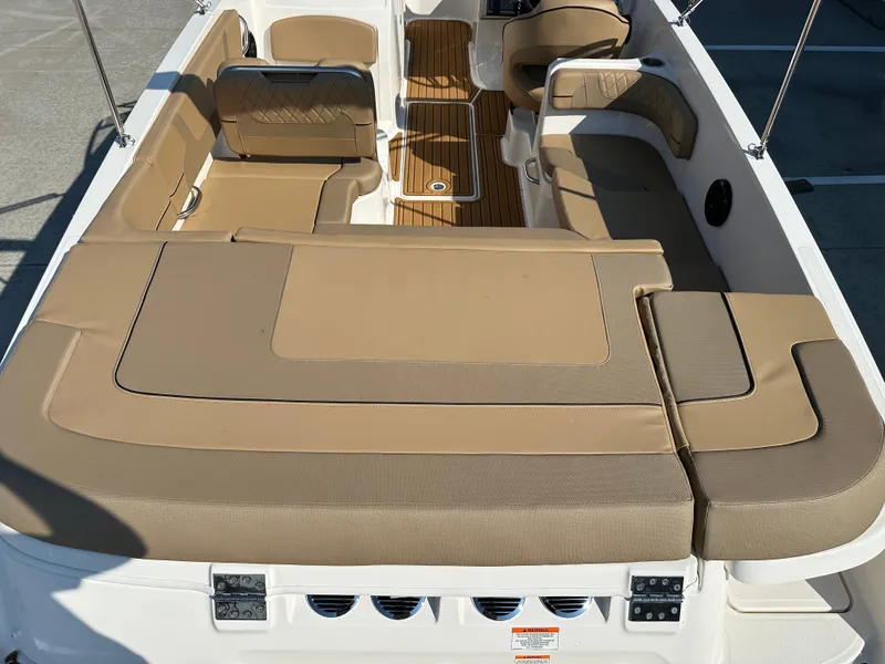 Slide: The Image of Bayliner VR6 2025 - 33