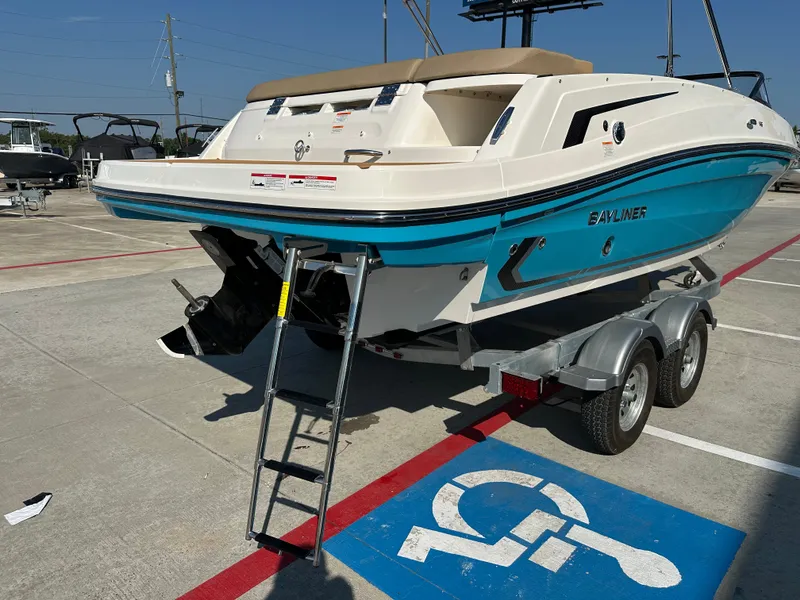 Slide: The Image of Bayliner VR6 2025 - 7