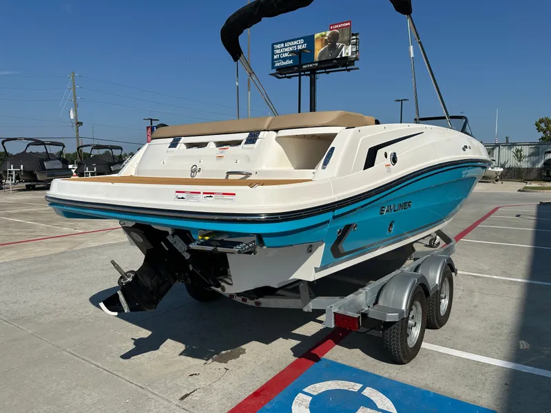 Slide: The Image of Bayliner VR6 2025 - 8