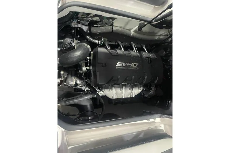 Slide: The Image of Engine of 2025 Yamaha Boats AR195, featuring SVHO technology. - 5