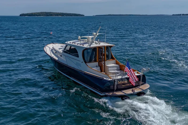 Slide: The Image of 2009 Hinckley Talaria 44 MY yacht cruising on open water. - 4