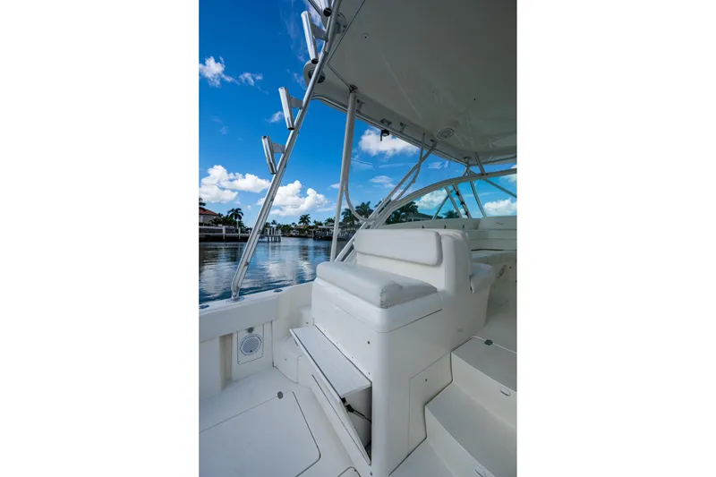 Slide: The Image of 2014 SeaVee 430 boat interior with white seating and clear blue sky. - 27