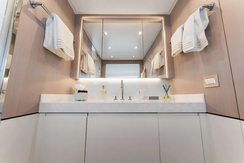 Slide: The Image of Mangusta 33M Gransport 2020 - 66