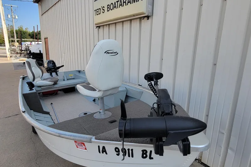 Slide: The Image of 2014 MirroCraft 1400 boat with seating, docked at Ted's Boatarama. - 2