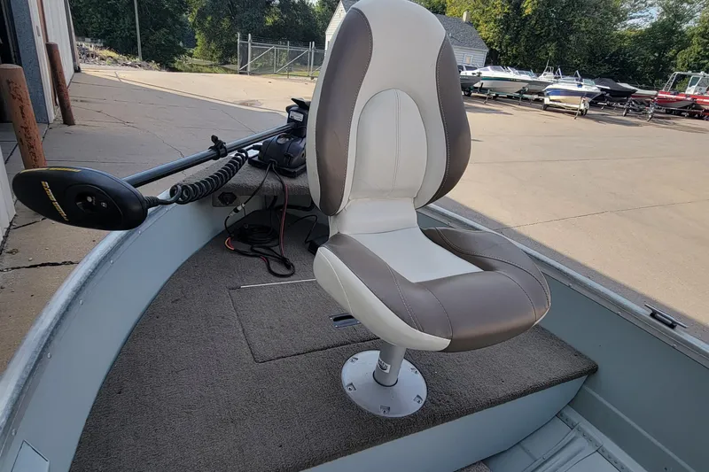 Slide: The Image of 2014 MirroCraft 1400 boat with a swivel seat and trolling motor. - 22