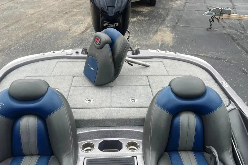 Slide: The Image of 2010 Ranger Z520 Comanche boat interior with Yamaha 250 engine, featuring blue and gray seating. - 4