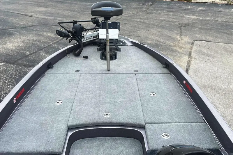 Slide: The Image of 2010 Ranger Z520 Comanche boat deck with fishing seat and equipment. - 8