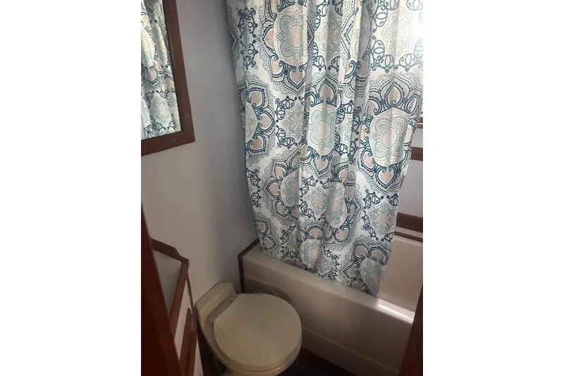 Slide: The Image of Aft Head, Master, w/Tub/Shower - 21