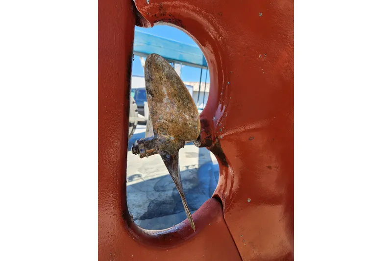 Slide: The Image of Rusty propeller on a Mason 33 boat, 1985 model, with red hull. - 19