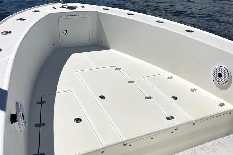 Slide: The Image of 2013 Ocean Master 27 Center Console boat deck with storage compartments. - 11