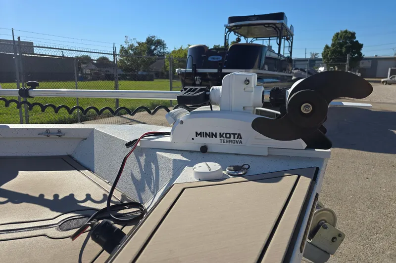 Slide: The Image of 2015 G3 Bay 18 DLX boat with Minn Kota Terrova trolling motor. - 7