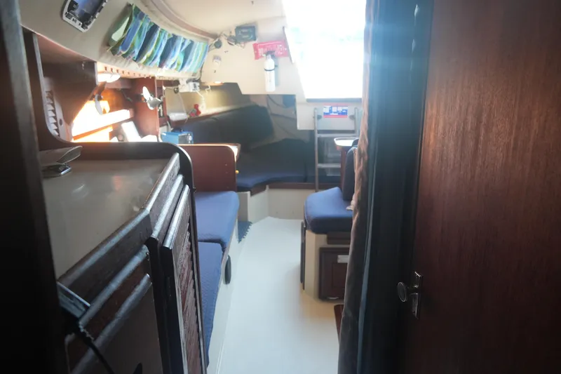 Slide: The Image of Interior of a 1989 Catalina 30 Tall Rig Mark II yacht. - 12