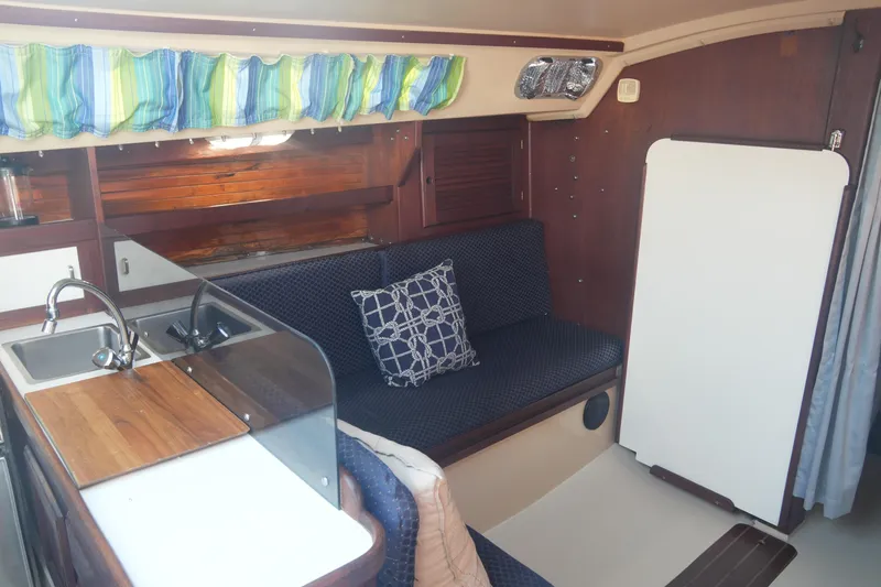 Slide: The Image of Interior of a 1989 Catalina 30 Tall Rig Mark II yacht. - 14