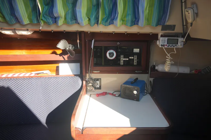 Slide: The Image of Interior of a 1989 Catalina 30 Tall Rig Mark II yacht. - 19