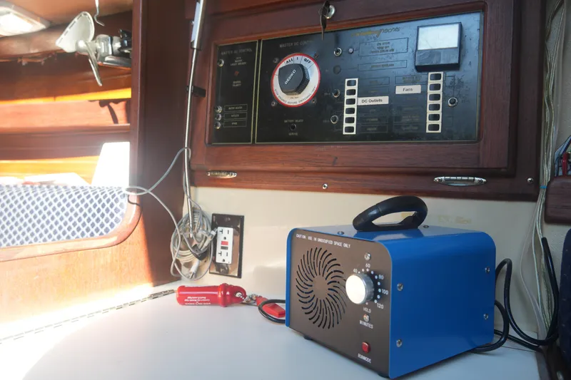 Slide: The Image of Interior of a 1989 Catalina 30 Tall Rig Mark II yacht. - 20