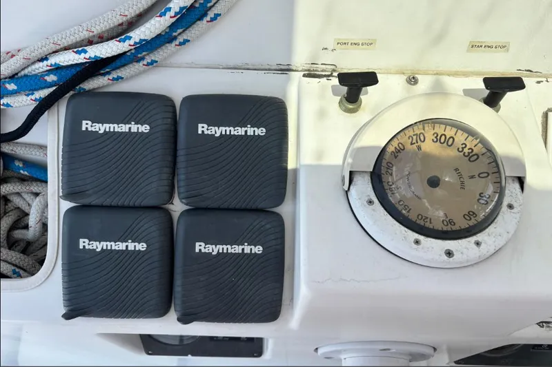 Slide: The Image of Manta 40' 1999 - 18