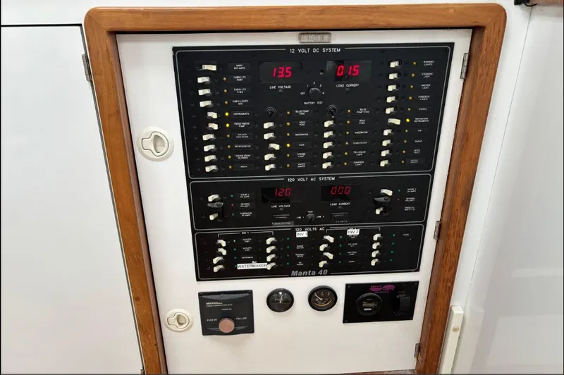 Slide: The Image of Manta 40' 1999 - 25