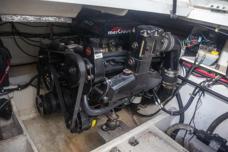 Slide: The Image of 1999 Bayliner 3055 Ciera Sunbridge engine compartment with MerCruiser 5.0 engine. - 36