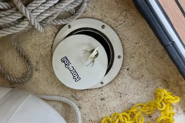 Slide: The Image of Deck of 1999 Bayliner 3055 Ciera Sunbridge with hose coil and ropes. - 40