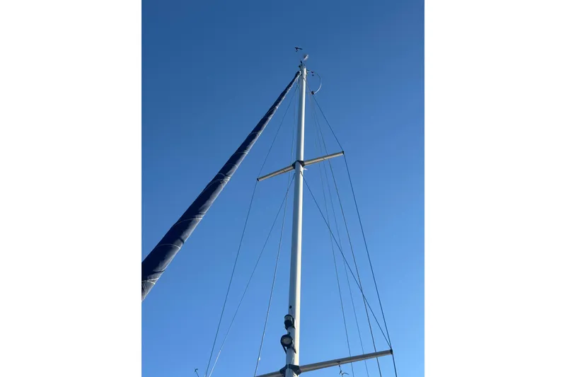 Slide: The Image of Mast of 2006 Catalina 309 sailboat against clear blue sky. - 58