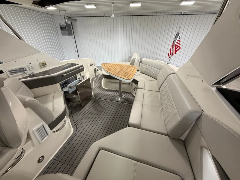 Slide: The Image of Sea Ray Sundancer 320 2021 - 10