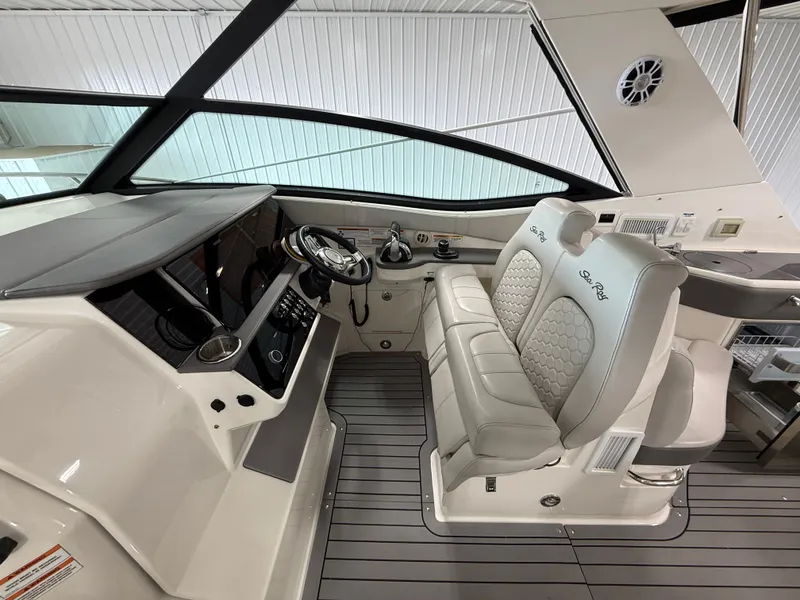 Slide: The Image of Sea Ray Sundancer 320 2021 - 11