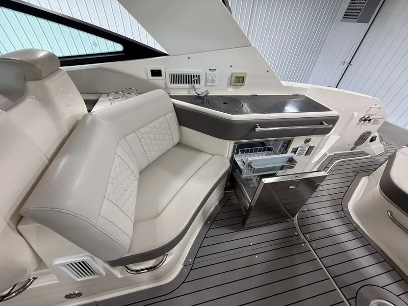 Slide: The Image of Sea Ray Sundancer 320 2021 - 12