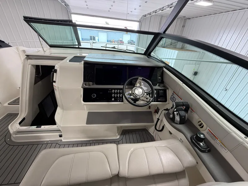 Slide: The Image of Sea Ray Sundancer 320 2021 - 13