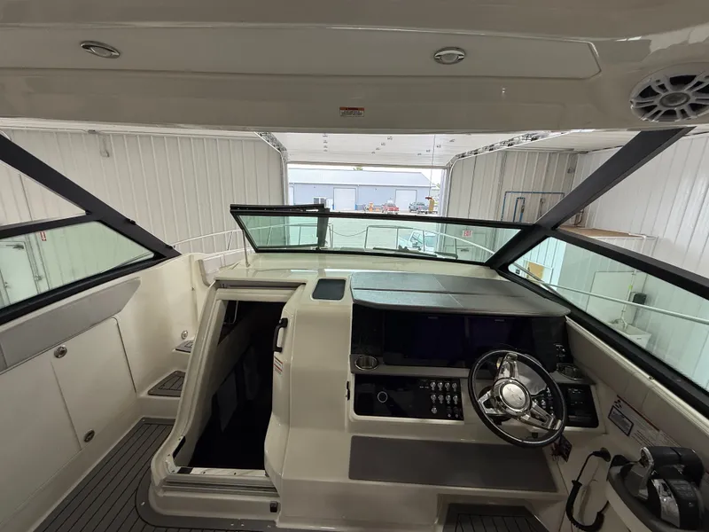 Slide: The Image of Sea Ray Sundancer 320 2021 - 14